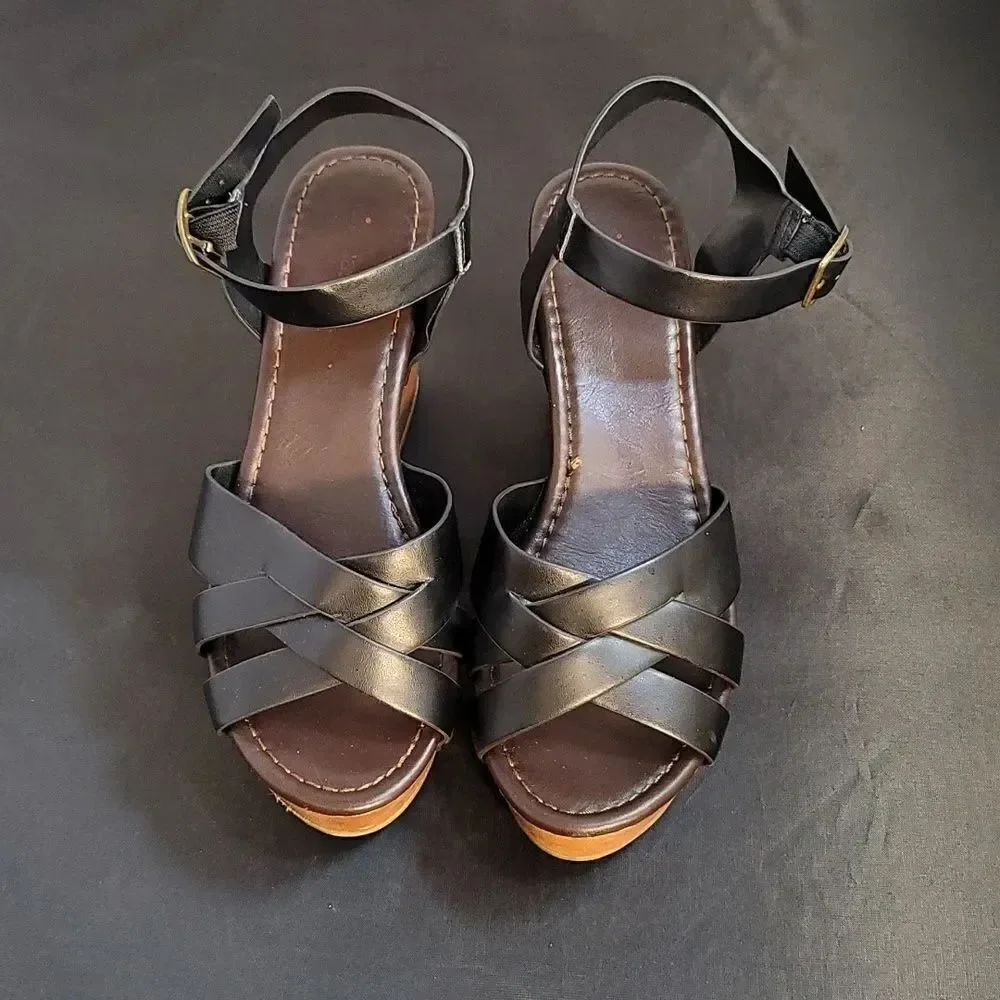 CITYCLASSIFIED ANKLE STRAP ADJUSTABLE BUCK CRISSCROSS OPEN TOE WEDGE SANDAL